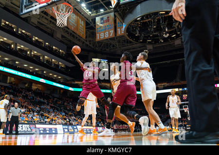 6 décembre 2017 : Janiah Sandifer # 10 de la Troy Trojans tire la balle pendant le jeu de basket-ball de NCAA entre l'Université du Tennessee Lady bénévoles et l'Université de Troy Trojans à Thompson Boling Arena de Knoxville TN Tim Gangloff/CSM Banque D'Images