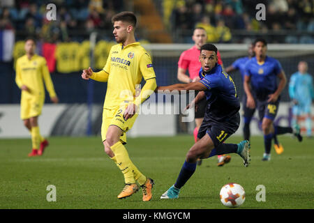 Villarreal, Espagne. 07 décembre 2017. Ramiro du Villarreal CF (l) en action contre Nick Blackman du Maccabi tel Aviv FC lors de l'UEFA Europa League Group A match de football entre Villarreal CF vs Maccabi tel Aviv au stade la Ceramica de Villarreal le 7 décembre 2017. Crédit : Gtres Información más Comuniación on line, S.L./Alamy Live News Banque D'Images