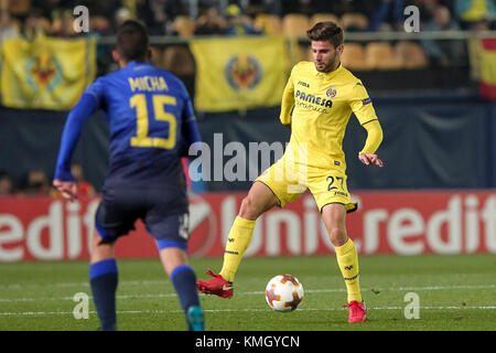 Villarreal, Espagne. 07 décembre 2017. Mario gonzalez (R) lors de l'UEFA Europa League Group A match de football entre Villarreal CF et Maccabi tel Aviv au stade la Ceramica de Villarreal le 7 décembre 2017. Crédit : Gtres Información más Comuniación on line, S.L./Alamy Live News Banque D'Images