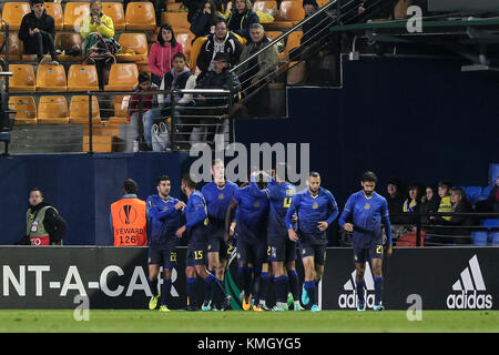 Villarreal, Espagne. 07 décembre 2017. Nick Blackman du Maccabi tel Aviv FC (C) célèbre après avoir marqué le but 0-1 avec son coéquipier lors de l'UEFA Europa League Group A match de football entre Villarreal CF vs Maccabi tel Aviv au stade la Ceramica de Villarreal le 7 décembre 2017. Crédit : Gtres Información más Comuniación on line, S.L./Alamy Live News Banque D'Images