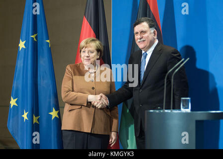 Berlin, Allemagne. 7 décembre 2017. La chancelière allemande Angela Merkel (G) serre la main avec le premier ministre libyen soutenu par l’ONU, Fayez al-Sarraj, lors d’une conférence de presse à Berlin, en Allemagne, le 7 décembre 2017. Merkel, après des entretiens avec Fayez al-Sarraj jeudi, a exhorté les autorités libyennes à améliorer les conditions des migrants dans ce pays d’Afrique du Nord et a promis un soutien accru de la part de l’Union européenne. Crédit : Zhang Yuan/Xinhua/Alamy Live News Banque D'Images