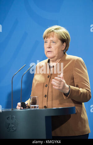 Berlin, Allemagne. 7 décembre 2017. La chancelière allemande Angela Merkel s’adresse à une conférence de presse avec le premier ministre libyen soutenu par l’ONU, Fayez al-Sarraj (absent de la photo) à Berlin, en Allemagne, le 7 décembre 2017. Merkel, après des entretiens avec Fayez al-Sarraj jeudi, a exhorté les autorités libyennes à améliorer les conditions des migrants dans ce pays d’Afrique du Nord et a promis un soutien accru de la part de l’Union européenne. Crédit : Zhang Yuan/Xinhua/Alamy Live News Banque D'Images