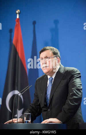 Berlin, Allemagne. 7 décembre 2017. Visite du premier ministre libyen soutenu par l'ONU, Fayez al-Sarraj, s'adresse à une conférence de presse avec la chancelière allemande Angela Merkel (pas sur la photo) à Berlin, en Allemagne, le 7 décembre 2017. Merkel, après des entretiens avec Fayez al-Sarraj jeudi, a exhorté les autorités libyennes à améliorer les conditions des migrants dans ce pays d’Afrique du Nord et a promis un soutien accru de la part de l’Union européenne. Crédit : Zhang Yuan/Xinhua/Alamy Live News Banque D'Images