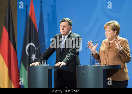 Berlin, Allemagne. 7 décembre 2017. La chancelière allemande Angela Merkel (à droite) s’adresse à une conférence de presse avec le premier ministre libyen Fayez al-Sarraj, soutenu par l’ONU, en visite à Berlin, en Allemagne, le 7 décembre 2017. Merkel, après des entretiens avec Fayez al-Sarraj jeudi, a exhorté les autorités libyennes à améliorer les conditions des migrants dans ce pays d’Afrique du Nord et a promis un soutien accru de la part de l’Union européenne. Crédit : Zhang Yuan/Xinhua/Alamy Live News Banque D'Images