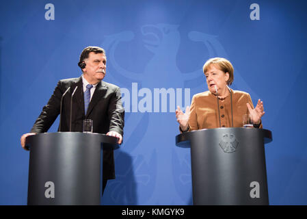 Berlin, Allemagne. 7 décembre 2017. La chancelière allemande Angela Merkel (à droite) s’adresse à une conférence de presse avec le premier ministre libyen Fayez al-Sarraj, soutenu par l’ONU, en visite à Berlin, en Allemagne, le 7 décembre 2017. Merkel, après des entretiens avec Fayez al-Sarraj jeudi, a exhorté les autorités libyennes à améliorer les conditions des migrants dans ce pays d’Afrique du Nord et a promis un soutien accru de la part de l’Union européenne. Crédit : Zhang Yuan/Xinhua/Alamy Live News Banque D'Images