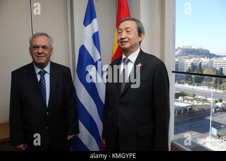 Athènes, Grèce. 7 décembre 2017. Le vice-premier ministre chinois en visite ma Kai (R) rencontre le vice-premier ministre grec Yiannis Dragasakis à Athènes, Grèce, le 7 décembre 2017. Crédit : Marios Lolos/Xinhua/Alamy Live News Banque D'Images