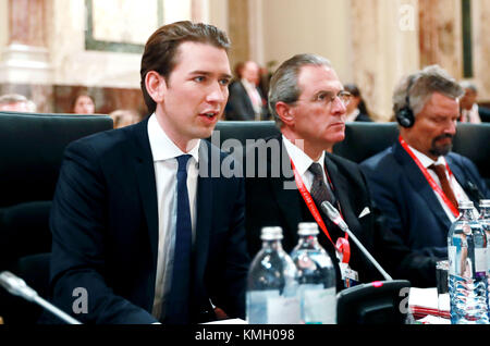 Vienne, Autriche. 7 décembre 2017. Le ministre autrichien des Affaires étrangères Sebastian Kurz (1er l), qui est également Président en exercice de l'Organisation pour la sécurité et la coopération en Europe (OSCE), prend la parole lors du 24e Conseil ministériel de l'OSCE à Vienne, Autriche, Déc. 7, 2017. Crédit : Pan Xu/Xinhua/Alamy Live News Banque D'Images