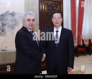 (171208) -- Beijing, déc. 8, 2017 (Xinhua) -- le vice-premier ministre chinois Zhang jaili (r) rencontre avec l'Agence internationale de l'énergie (AIE) directeur exécutif Fatih Birol à Beijing, capitale de la Chine, 31 déc. 8, 2017. (Xinhua/wang ye) (lb) Banque D'Images