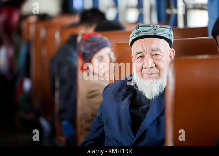 (171209) -- URUMQI, Dec. 9, 2017 (Xinhua) -- des passagers sont vus dans le train reliant Kashgar et Hotan dans la région autonome ouïgur du Xinjiang, au nord-ouest de la Chine, Nov. 25, 2017. La ligne ferroviaire de 485 km reliant deux grandes villes oasis, Kashgar et Hotan, traverse certaines des zones les plus reculées du Xinjiang et a transformé la vie dans le désert depuis son lancement en 2011. C'est le premier et le seul chemin de fer de Hotan, via le chemin de fer la préfecture sous-développée est reliée au reste du réseau ferroviaire du pays, qui compte 22 000 km de lignes ferroviaires à grande vitesse. La médiocrité des infrastructures de transport en est la cause Banque D'Images