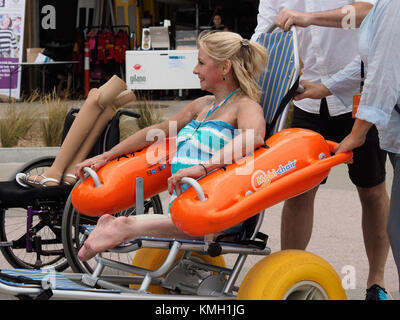 St Kilda, Melbourne, Australie. 9 déc, 2017. St Kilda est désormais plus accessible de l'Australie, plage de Port Phillip Suivant Lancement du Conseil aujourd'hui il y a des fauteuils roulants de plage et de ternissement de s'assurer que les personnes handicapées peuvent profiter d'une journée à la baie. Amputée des deux jambes et ville de Port Phillip Agent d'Accès Métro Amanda Lawrie-Jones tester la plage fauteuil roulant. Banque D'Images