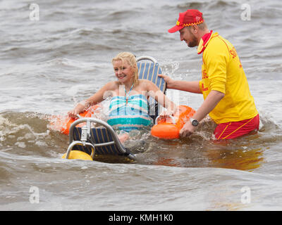 St Kilda, Melbourne, Australie. 9 déc, 2017. St Kilda est désormais plus accessible de l'Australie, plage de Port Phillip Suivant Lancement du Conseil aujourd'hui il y a des fauteuils roulants de plage et de ternissement de s'assurer que les personnes handicapées peuvent profiter d'une journée à la baie. Amputée des deux jambes et ville de Port Phillip Agent d'Accès Métro Amanda Lawrie-Jones tester la plage fauteuil roulant. Banque D'Images