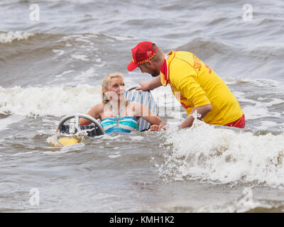 St Kilda, Melbourne, Australie. 9 déc, 2017. St Kilda est désormais plus accessible de l'Australie, plage de Port Phillip Suivant Lancement du Conseil aujourd'hui il y a des fauteuils roulants de plage et de ternissement de s'assurer que les personnes handicapées peuvent profiter d'une journée à la baie. Amputée des deux jambes et ville de Port Phillip Agent d'Accès Métro Amanda Lawrie-Jones tester la plage fauteuil roulant. Banque D'Images