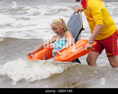 St Kilda, Melbourne, Australie. 9 déc, 2017. St Kilda est désormais plus accessible de l'Australie, plage de Port Phillip Suivant Lancement du Conseil aujourd'hui il y a des fauteuils roulants de plage et de ternissement de s'assurer que les personnes handicapées peuvent profiter d'une journée à la baie. Amputée des deux jambes et ville de Port Phillip Agent d'Accès Métro Amanda Lawrie-Jones tester la plage fauteuil roulant. Banque D'Images