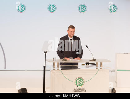 Francfort, Allemagne. 8 décembre 2017. Extraordinay DFB Bundestag, Centre des congrès . Dans la photo : le président de la DFB, Reinhard Grindel, parle au public. Photo par Ulrich Roth / ulrich-roth.com/Alamy Live News Banque D'Images