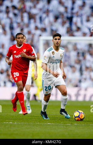 Madrid, Espagne. 9 Décembre, 2017. Marco Asensio du Real Madrid. Luis Muriel de FC Séville, dans l'action. La Liga entre le Real Madrid vs Sevilla FC au Santiago Bernabeu à Madrid, Espagne, le 9 décembre 2017 . Más Información Gtres Crédit : Comuniación sur ligne, S.L./Alamy Live News Banque D'Images