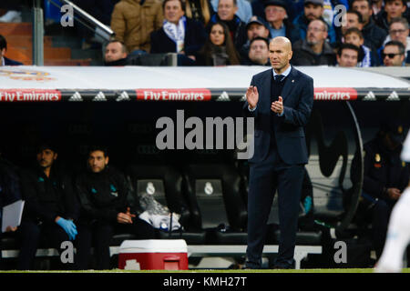 Madrid, Espagne. 9 Décembre, 2017. Zinedine Zidane Entraîneur du Real Madrid dans l'action. La Liga entre le Real Madrid vs Sevilla FC au Santiago Bernabeu à Madrid, Espagne, le 9 décembre 2017 . Más Información Gtres Crédit : Comuniación sur ligne, S.L./Alamy Live News Banque D'Images