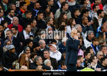 Madrid, Espagne. 9 Décembre, 2017. Zinedine Zidane Entraîneur du Real Madrid dans l'action. La Liga entre le Real Madrid vs Sevilla FC au Santiago Bernabeu à Madrid, Espagne, le 9 décembre 2017 . Más Información Gtres Crédit : Comuniación sur ligne, S.L./Alamy Live News Banque D'Images