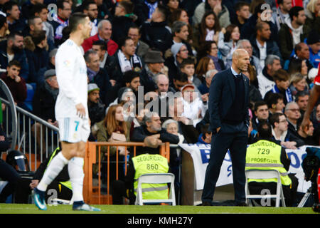 Madrid, Espagne. 9 Décembre, 2017. Zinedine Zidane Entraîneur du Real Madrid dans l'action. La Liga entre le Real Madrid vs Sevilla FC au Santiago Bernabeu à Madrid, Espagne, le 9 décembre 2017 . Más Información Gtres Crédit : Comuniación sur ligne, S.L./Alamy Live News Banque D'Images