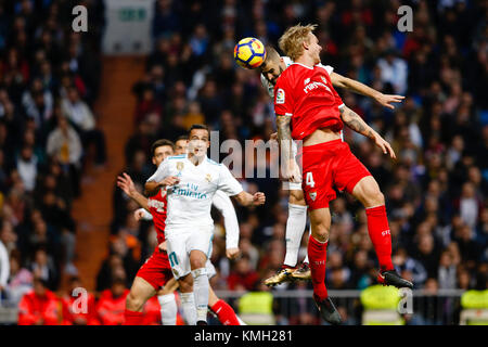 Madrid, Espagne. 9 Décembre, 2017. Simon Kjaer de FC Séville. Karim Benzema du Real Madrid, dans l'action. La Liga entre le Real Madrid vs Sevilla FC au Santiago Bernabeu à Madrid, Espagne, le 9 décembre 2017 . Más Información Gtres Crédit : Comuniación sur ligne, S.L./Alamy Live News Banque D'Images