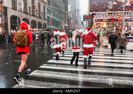 New York, USA. 9 Décembre, 2017. Les participants sont SantaCon vu dans Times Square pendant l'assaut de la neige New York City ce samedi, 09. PHOTO : VANESSA CARVALHO/BRÉSIL PHOTO PRESSE/Alamy Live News Banque D'Images
