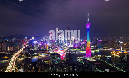 Pékin, Chine. 1er décembre 2017. La photo prise le 1er décembre 2017 montre la vue nocturne de Guangzhou, province du Guangdong du sud de la Chine. Le Forum mondial Fortune 2017 se tiendra à Guangzhou du 6 au 8 décembre. Crédit : Liu Dawei/Xinhua/Alamy Live News Banque D'Images