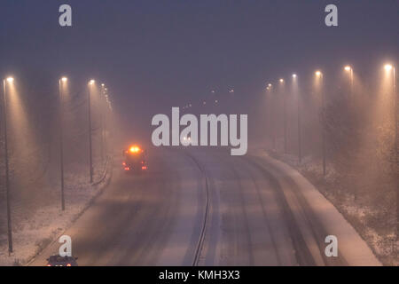 Flintshire, au nord du Pays de Galles, le 10 décembre 2017, UK Weather Storm Caroline. Un Met Office d'alerte orange pour la neige et des troubles graves n'a été émis pour de nombreuses parties de l'Angleterre et la plupart des pays de Galles. Une armée de charrues et saleuses sont dans Flintshire tente désespérément de garder le A55 ouvert mais déjà vers le bas à une voie sur deux côtés, Halky, Flintshire Banque D'Images