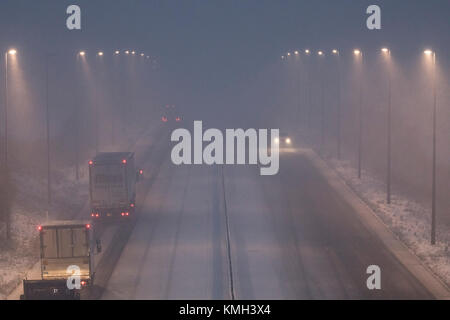 Flintshire, au nord du Pays de Galles, le 10 décembre 2017, UK Weather Storm Caroline. Un Met Office d'alerte orange pour la neige et des troubles graves n'a été émis pour de nombreuses parties de l'Angleterre et la plupart des pays de Galles. L'A55 jusqu'à déjà une voie dans les deux sens, car les chauffeurs s'attaquer aux conditions de conduite dangereuses près de Halkyn, Flintshire © DGDImages/Alamy Live News Banque D'Images