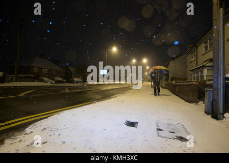 Flintshire, au nord du Pays de Galles, UK Weather Storm Caroline. Un Met Office d'alerte orange pour la neige et des troubles graves n'a été émis pour de nombreuses parties de l'Angleterre et la plupart des pays de Galles. La neige commence à tomber sur la commune de moule dans Flintshire comme chefs d'une personne dans la neige avec une alerte jaune pour la région Banque D'Images