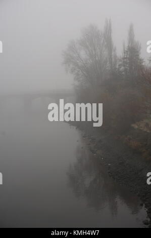 Glasgow, R.-U., 10 décembre 2017, Météo France, froid mais sec matin à Glasgow avec la brume et le brouillard qui couvre le paysage urbain. Credit : Pawel Pietraszewski / Alamy Live News Banque D'Images