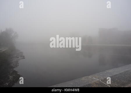 Glasgow, R.-U., 10 décembre 2017, Météo France, froid mais sec matin à Glasgow avec la brume et le brouillard qui couvre le paysage urbain. Credit : Pawel Pietraszewski / Alamy Live News Banque D'Images