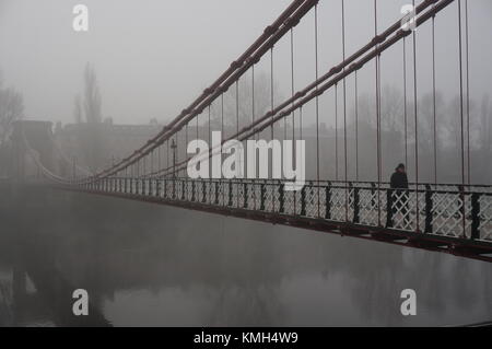 Glasgow, R.-U., 10 décembre 2017, Météo France, froid mais sec matin à Glasgow avec la brume et le brouillard qui couvre le paysage urbain. Credit : Pawel Pietraszewski / Alamy Live News Banque D'Images