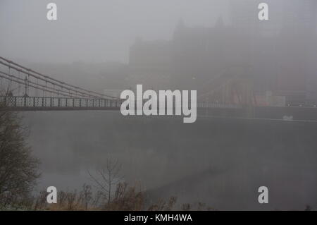 Glasgow, R.-U., 10 décembre 2017, Météo France, froid mais sec matin à Glasgow avec la brume et le brouillard qui couvre le paysage urbain. Credit : Pawel Pietraszewski / Alamy Live News Banque D'Images