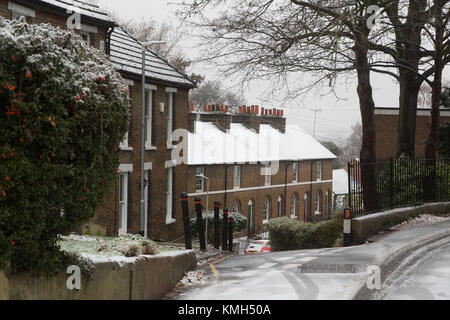 Gravesend, Royaume-Uni. 10 Décembre, 2017. Coulisses de Gravesend dans le Kent, où la neige est tombée ce matin. Plus de neige est prévu pour plus tard aujourd'hui. Rob Powell/Alamy Live News Banque D'Images