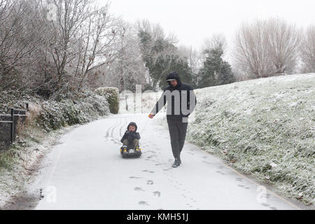 Gravesend, Royaume-Uni. 10 Décembre, 2017. Coulisses de Gravesend dans le Kent, où la neige est tombée ce matin. Plus de neige est prévu pour plus tard aujourd'hui. Rob Powell/Alamy Live News Banque D'Images