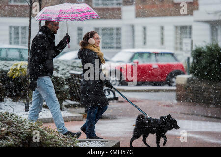 Clapham Common, London. Déc 10, 2017. Les chiens doivent encore être parcourus dans la neige commence à tomber de nouveau. Plus tôt la neige légère est tombée sur Clapham Common et puis alterne avec le grésil. Londres, 10 déc 2017. Crédit : Guy Bell/Alamy Live News Banque D'Images