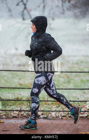 Clapham Common, London. Déc 10, 2017. L'exercice continue comme la neige beginds. Plus tôt la neige légère est tombée sur Clapham Common et puis alterne avec le grésil. Londres, 10 déc 2017. Crédit : Guy Bell/Alamy Live News Banque D'Images