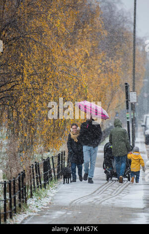 Clapham Common, London. Déc 10, 2017. Les chiens doivent encore être parcourus dans la neige commence à tomber de nouveau. Plus tôt la neige légère est tombée sur Clapham Common et puis alterne avec le grésil. Londres, 10 déc 2017. Crédit : Guy Bell/Alamy Live News Banque D'Images