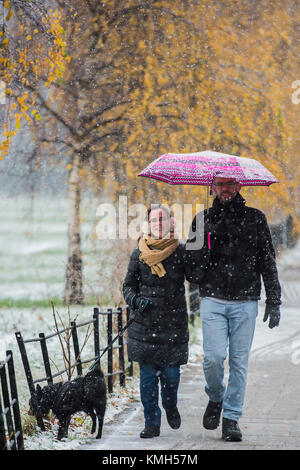 Clapham Common, London. Déc 10, 2017. Les chiens doivent encore être parcourus dans la neige commence à tomber de nouveau. Plus tôt la neige légère est tombée sur Clapham Common et puis alterne avec le grésil. Londres, 10 déc 2017. Crédit : Guy Bell/Alamy Live News Banque D'Images