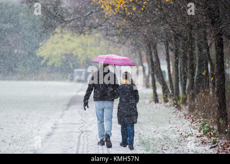 Clapham Common, London. Déc 10, 2017. Les chiens doivent encore être parcourus dans la neige commence à tomber de nouveau. Plus tôt la neige légère est tombée sur Clapham Common et puis alterne avec le grésil. Londres, 10 déc 2017. Crédit : Guy Bell/Alamy Live News Banque D'Images