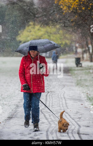 Clapham Common, London. Déc 10, 2017. Les chiens doivent encore être parcourus dans la neige commence à tomber de nouveau. Plus tôt la neige légère est tombée sur Clapham Common et puis alterne avec le grésil. Londres, 10 déc 2017. Crédit : Guy Bell/Alamy Live News Banque D'Images