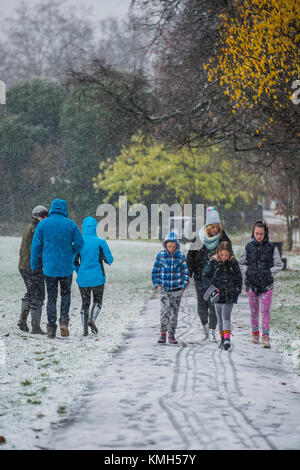 Clapham Common, London. Déc 10, 2017. La neige commence à tomber de nouveau. Plus tôt la neige légère est tombée sur Clapham Common et puis alterne avec le grésil. Londres, 10 déc 2017. Crédit : Guy Bell/Alamy Live News Banque D'Images