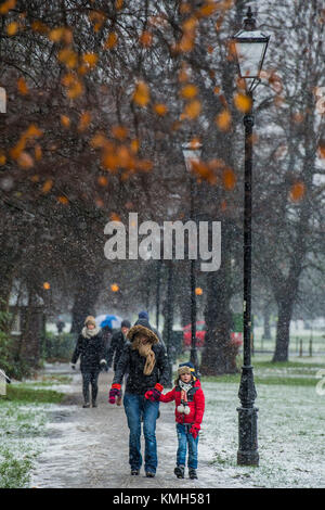 Clapham Common, London. Déc 10, 2017. La neige commence à tomber de nouveau. Plus tôt la neige légère est tombée sur Clapham Common et puis alterne avec le grésil. Londres, 10 déc 2017. Crédit : Guy Bell/Alamy Live News Banque D'Images