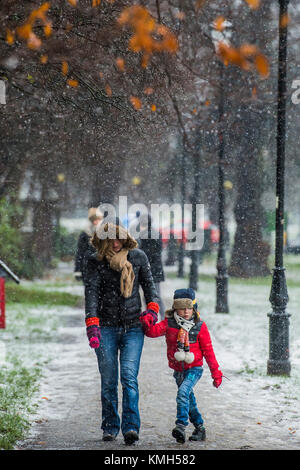 Clapham Common, London. Déc 10, 2017. La neige commence à tomber de nouveau. Plus tôt la neige légère est tombée sur Clapham Common et puis alterne avec le grésil. Londres, 10 déc 2017. Crédit : Guy Bell/Alamy Live News Banque D'Images