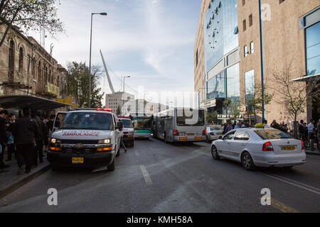 Jérusalem. Déc 10, 2017. Ambulances israéliennes park à l'extérieur de la gare routière centrale de Jérusalem, le 10 décembre 2017. Un garde de sécurité israélien a été grièvement blessé dimanche par un Palestinien knifeman en dehors de la gare routière centrale de Jérusalem, la police a dit. Credit : Guo Yu/Xinhua/Alamy Live News Banque D'Images