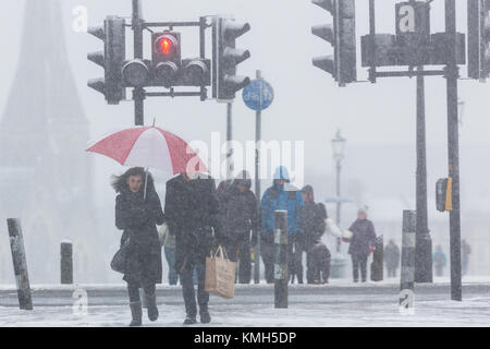 Blackheath, Royaume-Uni. 10 Décembre, 2017. On voit des gens marchant sur Blackheath, sud-est de Londres, dans la neige aujourd'hui. Rob Powell/Alamy Live News Banque D'Images