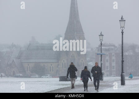 Blackheath, Royaume-Uni. 10 Décembre, 2017. On voit des gens marchant sur Blackheath, sud-est de Londres, dans la neige aujourd'hui. Rob Powell/Alamy Live News Banque D'Images