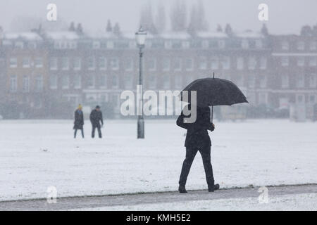 Blackheath, Royaume-Uni. 10 Décembre, 2017. On voit des gens marchant sur Blackheath, sud-est de Londres, dans la neige aujourd'hui. Rob Powell/Alamy Live News Banque D'Images