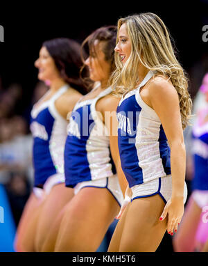 Philadelphie, Pennsylvanie, USA. Déc 10, 2017. 10 décembre 2017 : l'équipe de danse de Villanova divertit la foule pendant le match entre les Wildcats de Villanova et explorateurs La Salle au Wells Fargo Center le 10 décembre 2017 à Philadelphie, PA. ( Photo de Scott Serio/ESW/CSM/Alamy Live News Banque D'Images