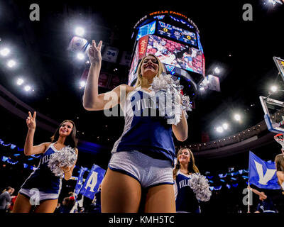 Philadelphie, Pennsylvanie, USA. Déc 10, 2017. 10 décembre 2017 : l'équipe de danse de Villanova divertit la foule pendant le match entre les Wildcats de Villanova et explorateurs La Salle au Wells Fargo Center le 10 décembre 2017 à Philadelphie, PA. ( Photo de Scott Serio/ESW/CSM/Alamy Live News Banque D'Images