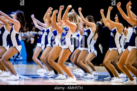 Philadelphie, Pennsylvanie, USA. 9 mai, 2014. 10 décembre 2017 : l'équipe de danse de Villanova divertit la foule pendant le match entre les Wildcats de Villanova et explorateurs La Salle au Wells Fargo Center le 10 décembre 2017 à Philadelphie, PA. ( Photo de Scott Serio/ESW/CSM/Alamy Live News Banque D'Images